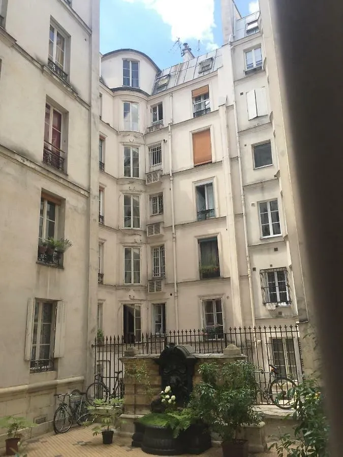 Sur Cour * Paris